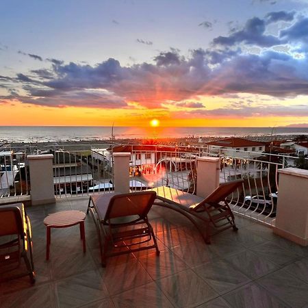 Hotel Medusa Лидо-ди-Камайоре Экстерьер фото
